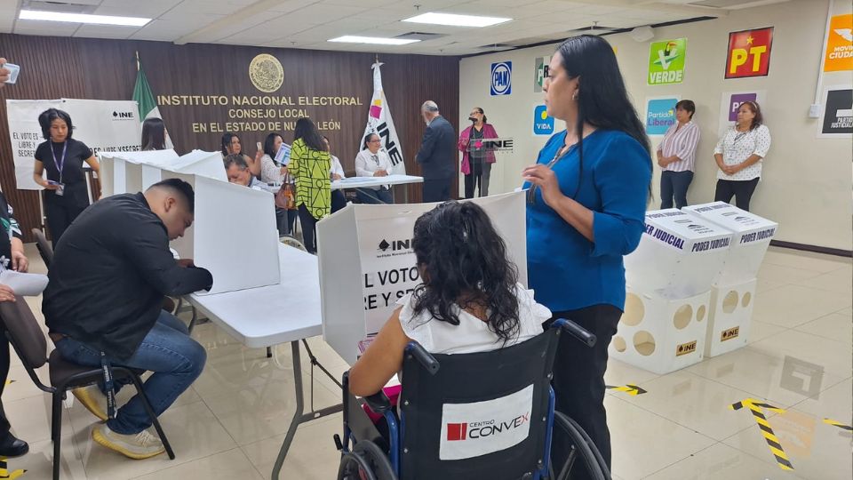 Personas participan en simulacro de la elección