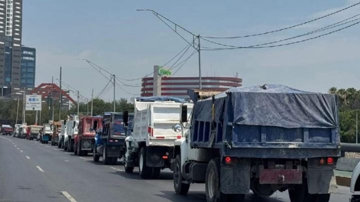 Con caravana, conductores de camiones protestan contra Movilidad Estatal
