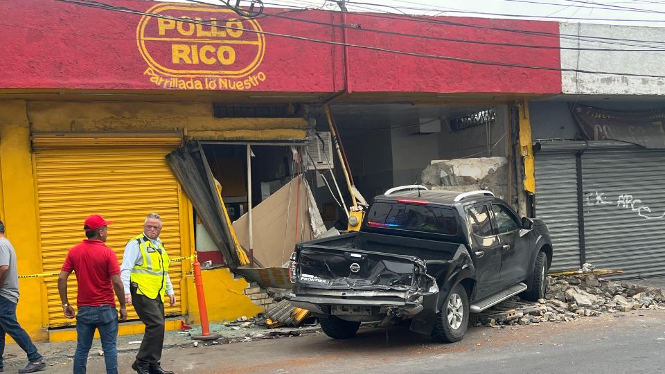 Camioneta se impacta contra fachada de pollería en Monterrey