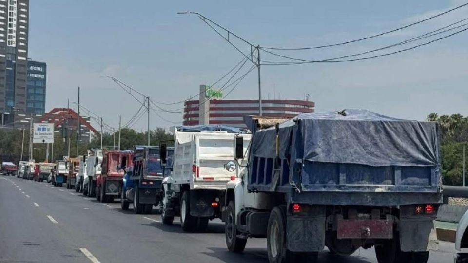 Camiones hacen caravana en la zona metropolitana