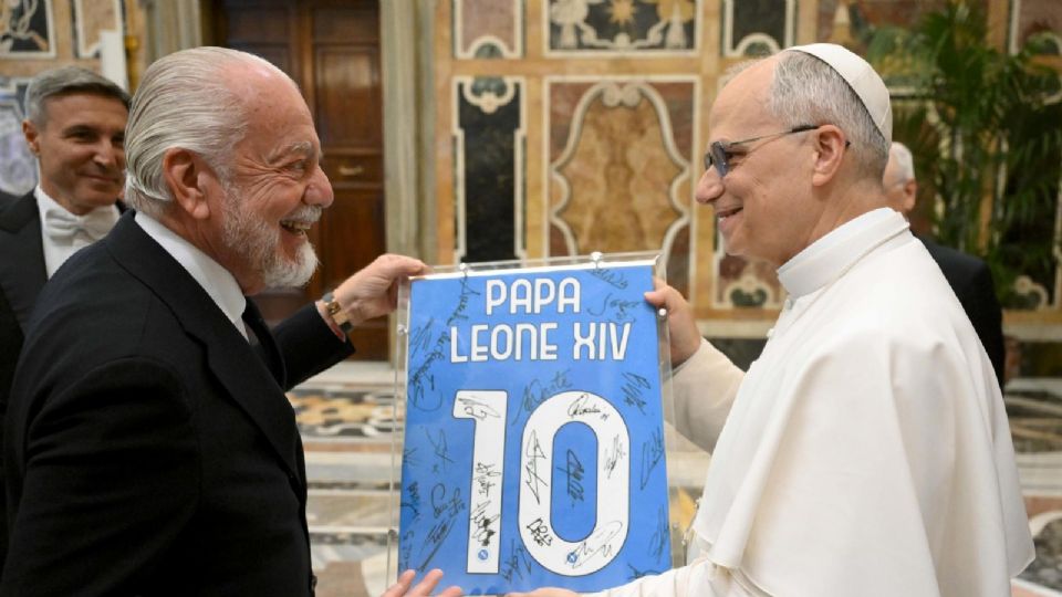 Aurelio De Laurentiis, presidente del Napoli, regaló al Papa León XIV un jersey con su nombre y el número 10 de Diego Maradona, firmado por toda la plantilla