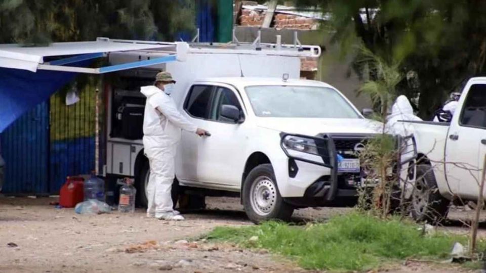 Peritos de la Fiscalía intervienen tras el hallazgo de cuerpos en Irapuato