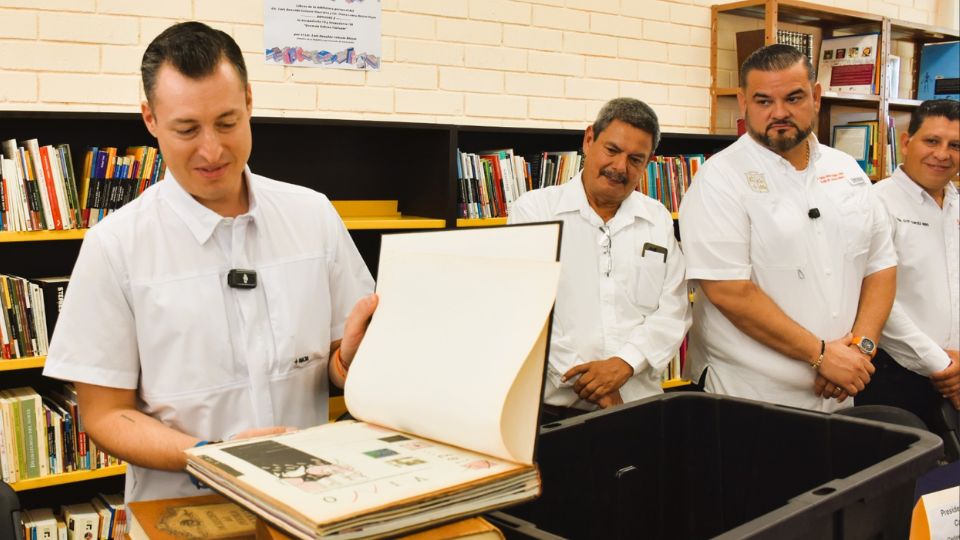 Luis Donaldo Colosio dona libros a escuela de Cadereyta