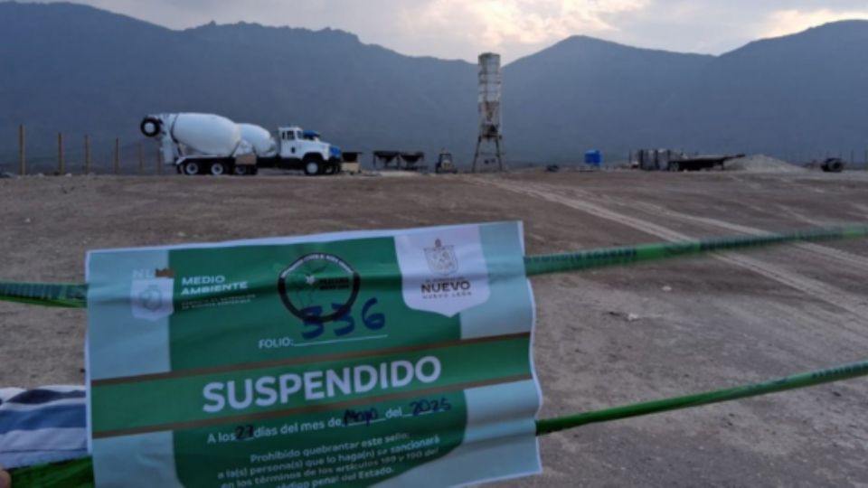 A la empresa se le colocó una lona con la leyenda de 'suspendido'.