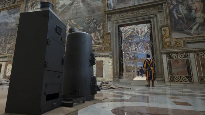 Capilla Sixtina se prepara para el cónclave para elegir al nuevo Papa