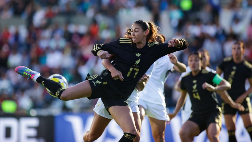 Christina Burkenroad disputa un balón en el partido amistoso entre México y Uruguay