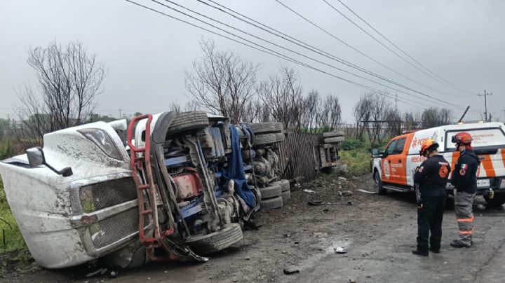 Volcadura de tráiler deja a una persona lesionada en Escobedo