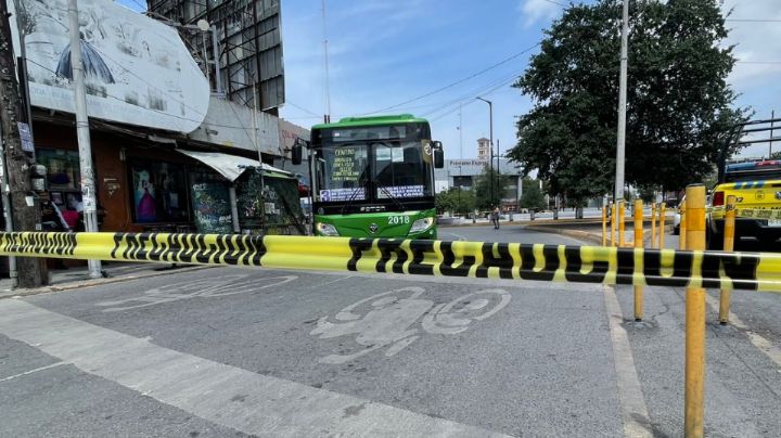 Hombre hiere con desarmador a chofer de camión urbano en Monterrey