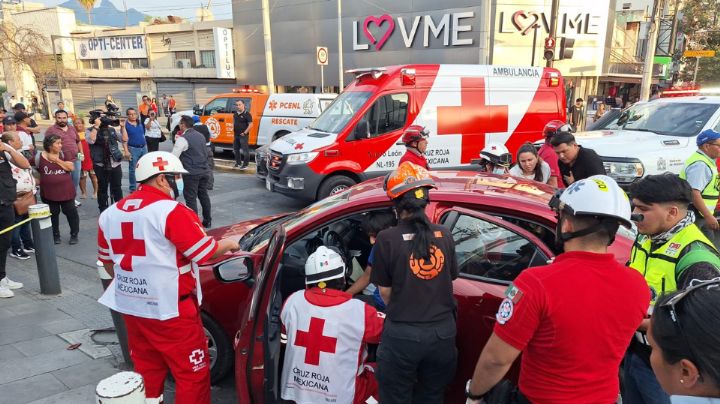 Choque entre patrulla y auto deja 4 lesionados en Monterrey