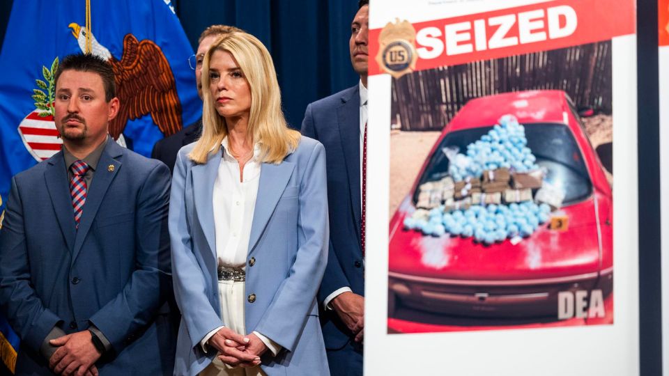 La Fiscal General de los Estados Unidos, Pam Bondi, junto con funcionarios de la Administración para el Control de Drogas (DEA) y la Fiscalía del Distrito de Nuevo México | EFE/EPA/JIM LO SCALZO