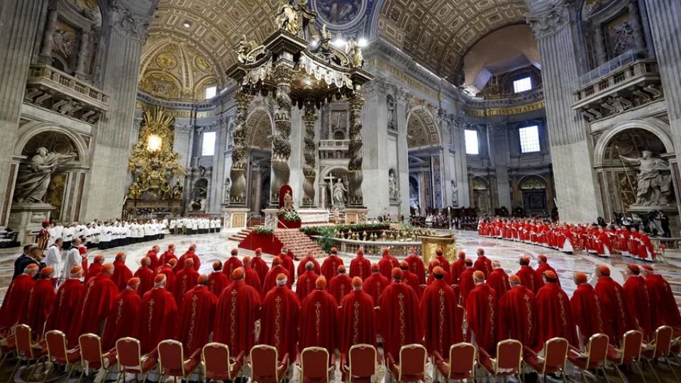 Grupo de cardenales que participan en el Cónclave.