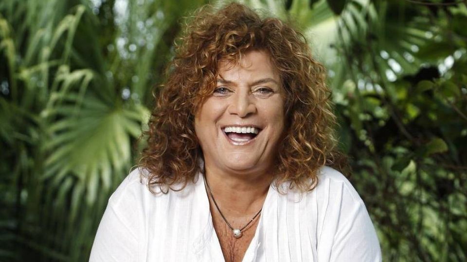 Denisse de Kalafe dona su canción 'Señora, Señora' a los organilleros de México.