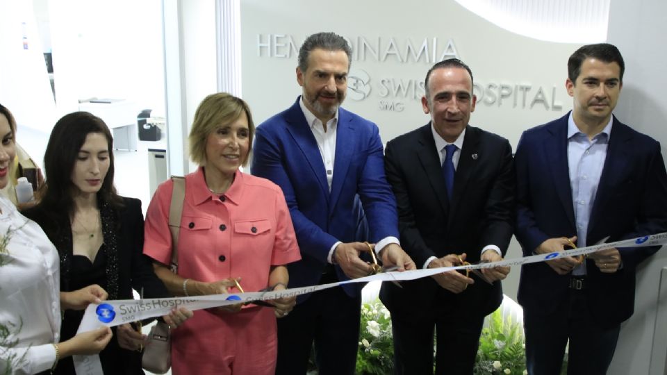 Lic. Esthela López, Lic. Eugenia López Clariond, Lic. Adrián de la Garza , Lic. Ernesto López Clariond y Lic. Marcelo Segovia Páez cortando el listón inaugural.
