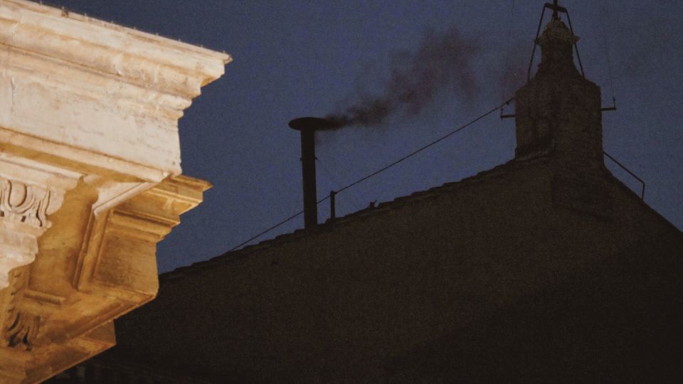 Sale humo negro de chimenea en El Vaticano |  EFE/EPA/ETTORE FERRARI