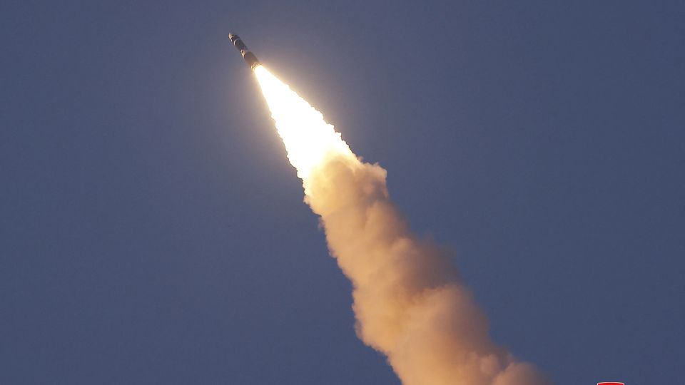 Corea del Norte lanza misiles de corto alcance hacia el mar de Japón.