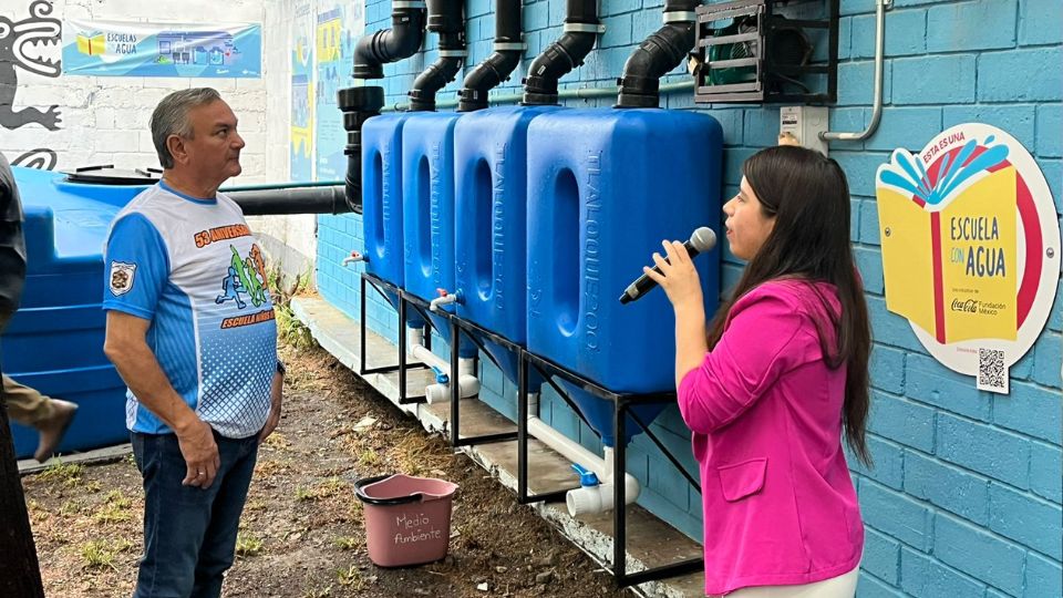 Alcalde Héctor García observa el sistema instalado en la escuela