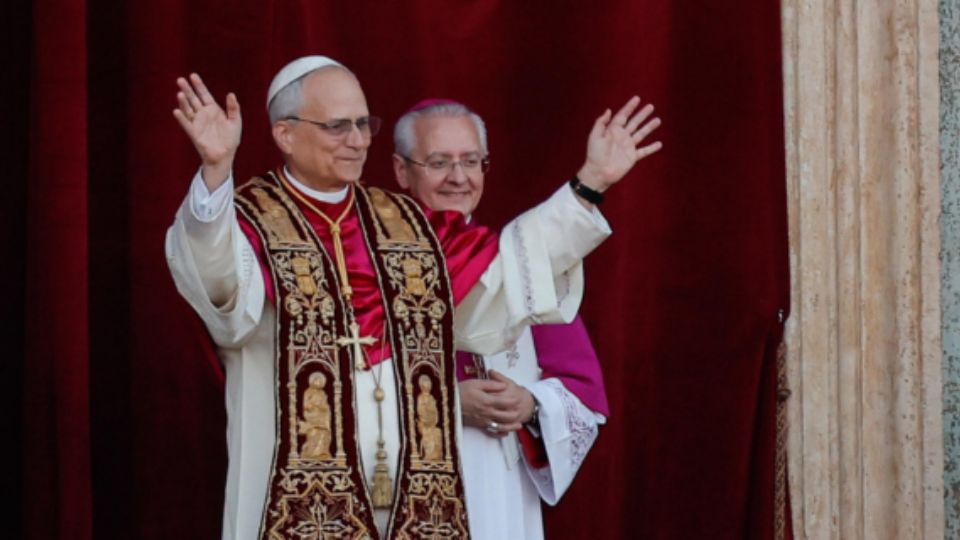 Papa León XIV saludando a fieles congregados en la Plaza de San Pedro.