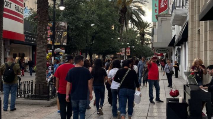 Regios abarrotan comercios para comprar regalos del Día de las Madres