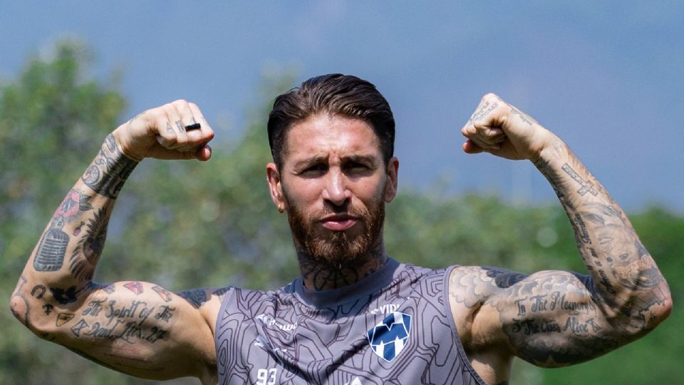 Sergio Ramos posando para una fotografía durante un entrenamiento con Rayados