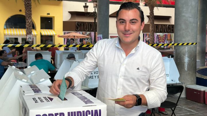 Manuel Guerra Cavazos emite su voto en elección judicial en García, NL