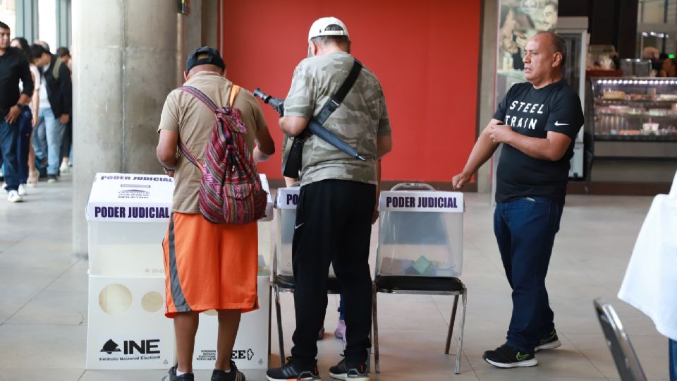 Personas ejerciendo el voto en la elección judicial en Nuevo León.