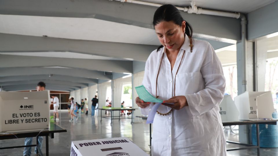 Marcela Guerra ejerciendo su voto en la elección judicial 2025.