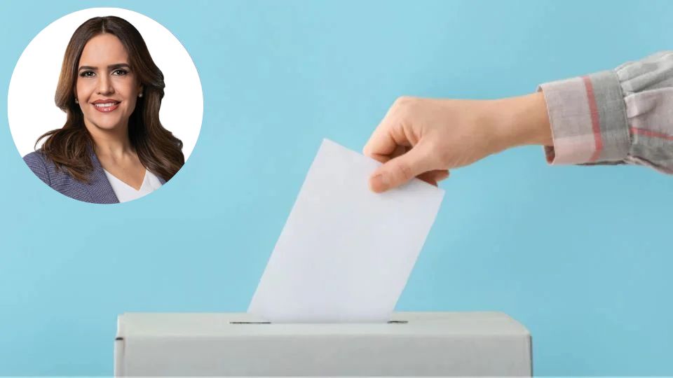 Clara Luz Flores acude a votar en las elecciones judiciales en Escobedo.