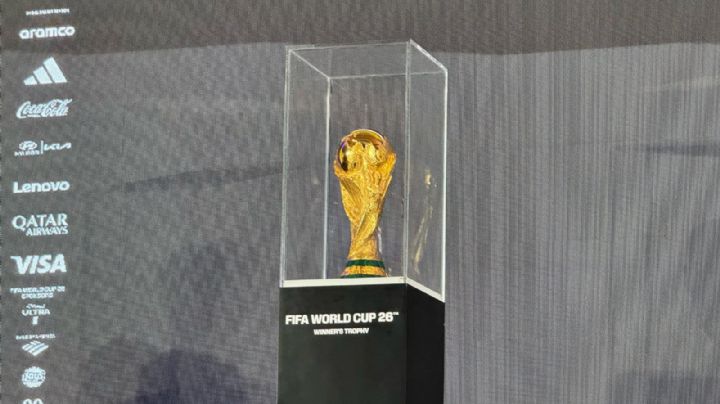 Develan la Copa Mundial de la FIFA en Monterrey