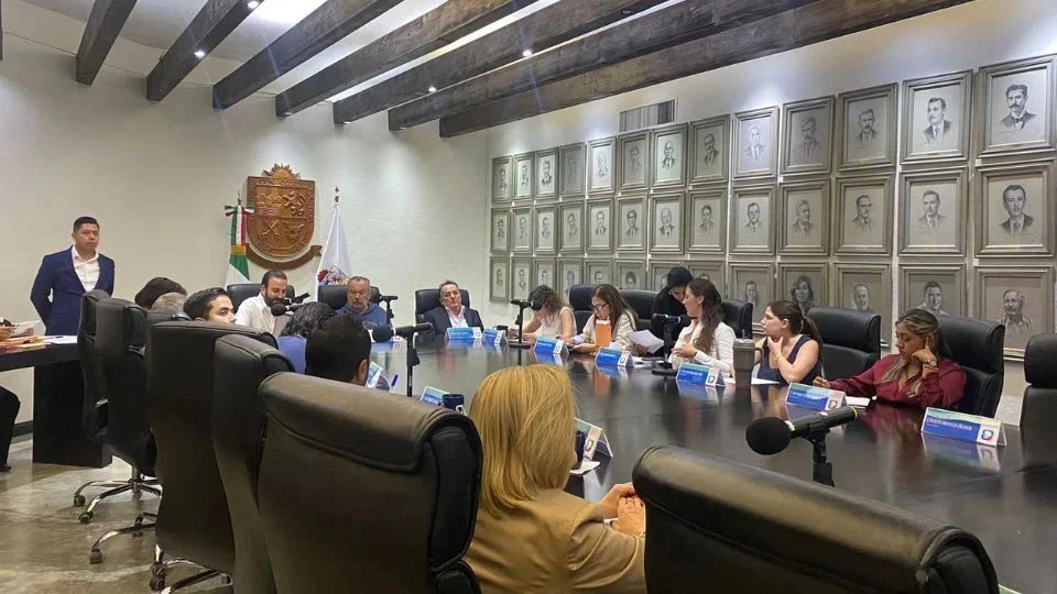 Mauricio Fernández revela rezago de 500 expedientes en Secretaría de Desarrollo Urbano.