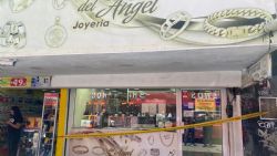 Finge ser cliente y asalta joyería en el centro de Monterrey; roba un millón de pesos