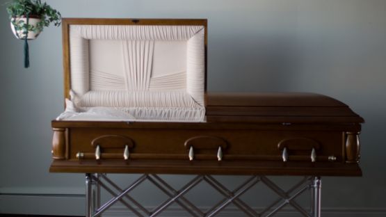 Familia abandona cuerpo de adulto mayor en funeraria de San Nicolás