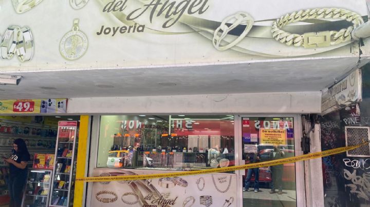 Finge ser cliente y asalta joyería en el centro de Monterrey; roba un millón de pesos