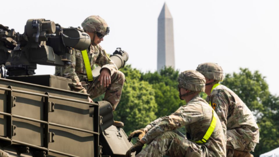 Soldados estadounidenses trabajan sobre un tanque Abrams estacionado en el Parque West Potomac antes de un desfile militar el 14 de junio en Washington, DC.