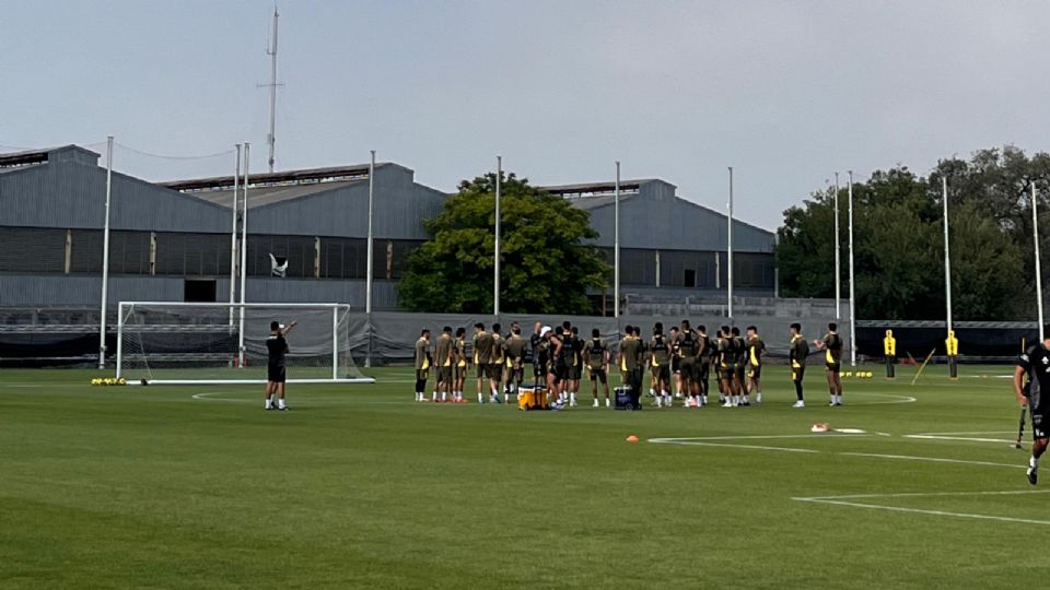 El defensa central regresa tras su participación con la Selección Nacional