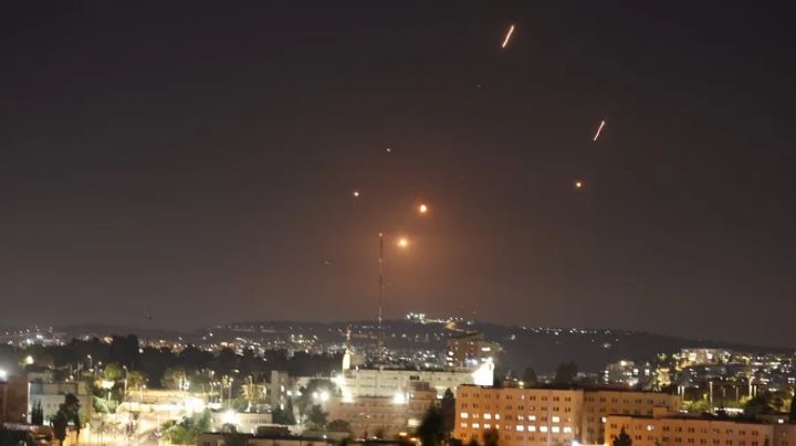 Nueva oleada de misiles balísticos iraníes impactan Tel Aviv, Israel