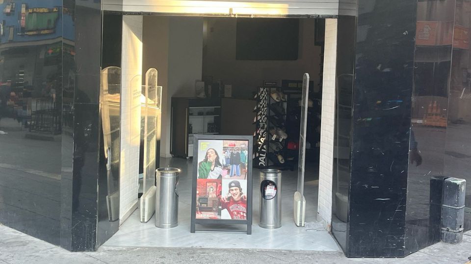 Apagón afecta a negocios del Paseo Morelos en Monterrey.