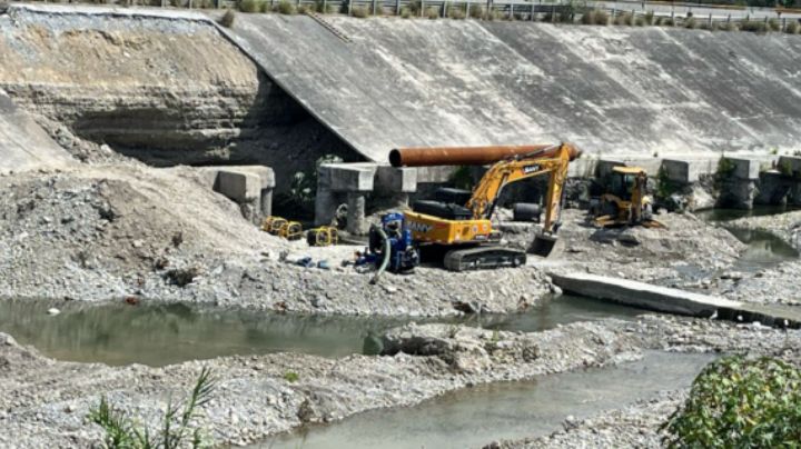 Reparan mega fuga de agua potable en el río Santa Catarina