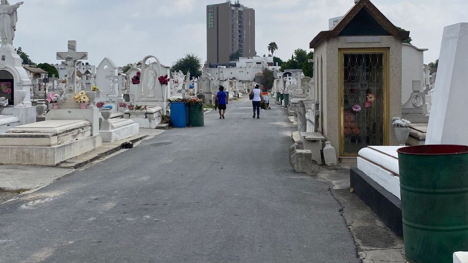 Día del Padre registra baja afluencia en los panteones en Monterrey.