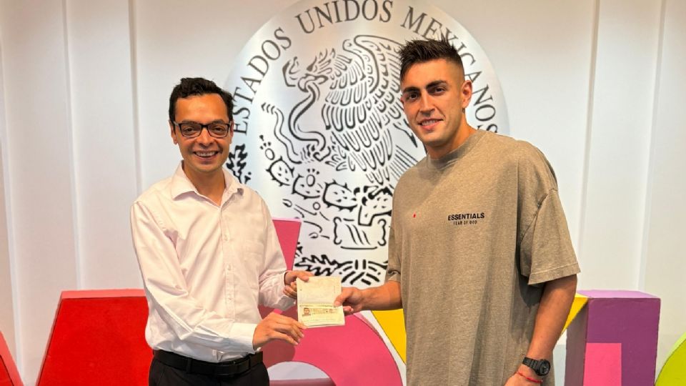 Santiago Mele, nuevo portero de Rayados, recibió sus documentos para jugar con Rayados