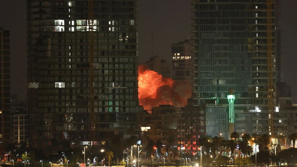 Irán lanza dos nuevas oleadas de misiles sobre Israel.
