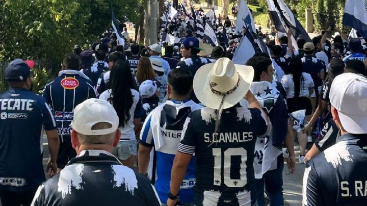 Aficionados de Rayados avanzaron en caravana hacia el Rose Bowl