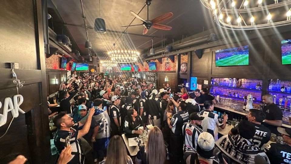 Aficionados de Rayados se reunieron en un bar de Pasadena previo al debut de su equipo en el Mundial de Clubes contra Inter de Milán