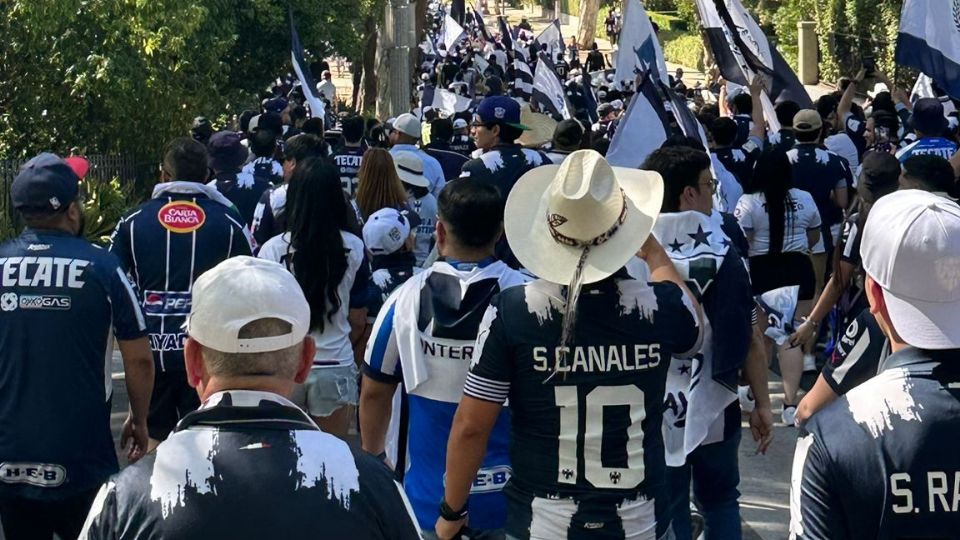 Aficionados de Rayados avanzan en caravana rumbo al Rose Bowl Stadium