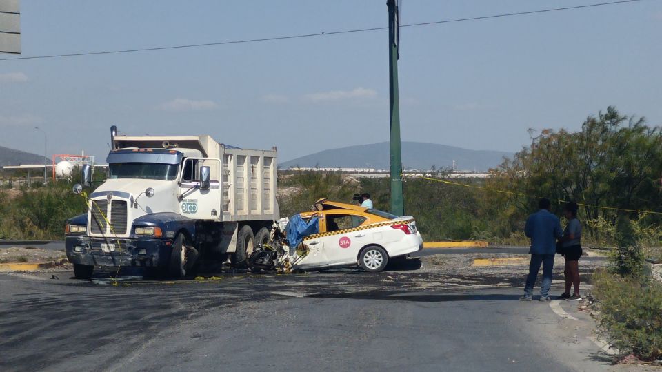 Muere taxista tras chocar contra camión en García, NL..
