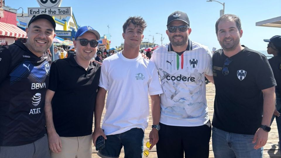 Los jugadores de Rayados recibieron la tarde libre un día después de vencer al Inter de Milán. Óliver Torres se tomó fotografías con aficionados.
