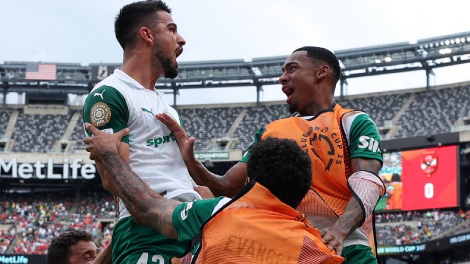 Golpea tras el descanso y hunde al Al Ahly en un duelo marcado por la tormenta.
