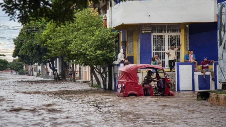 Sheinbaum visita Oaxaca para supervisar afectaciones por el huracán Erick