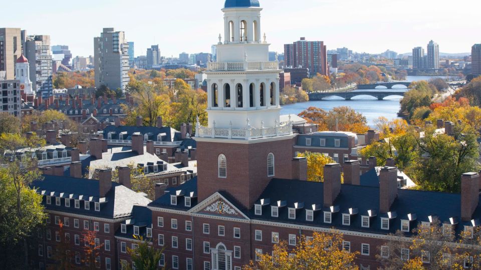 Juez bloquea indefinidamente el veto de Trump a Harvard para recibir estudiantes extranjeros.