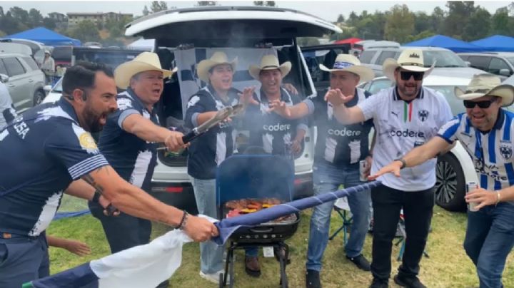Aficionados de Rayados arman su carnita asada previo al partido contra River Plate