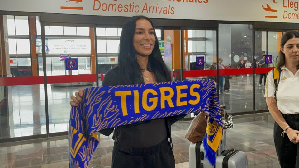 Sabrina Enciso sonríe a su llegada al Aeropuerto de Monterrey, lista para integrarse a Tigres Femenil como refuerzo para el Apertura 2025.